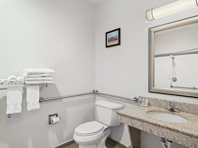 More Photos Of 200 Centennial Blvd, Lindale Hotel For Sale