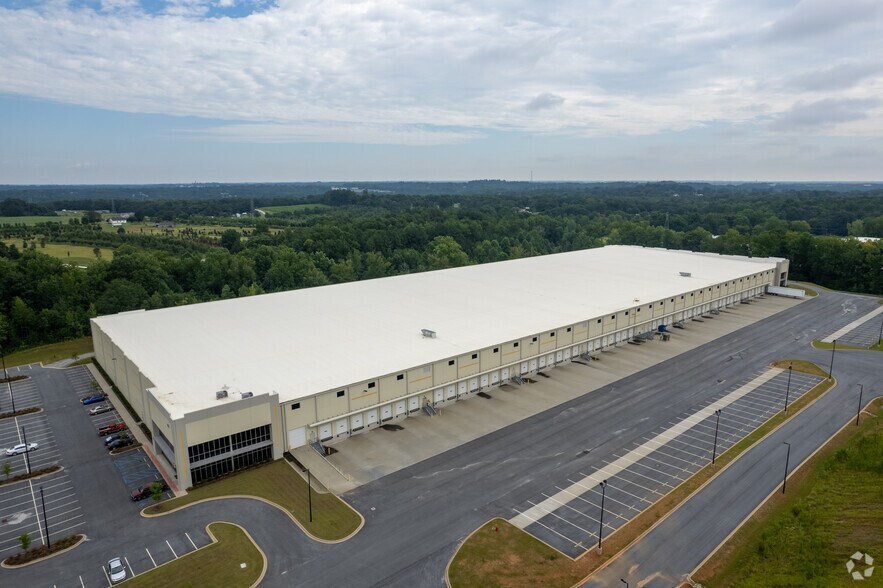 More Photos Of 497 Robin Lake Rd, Duncan Distribution For Lease