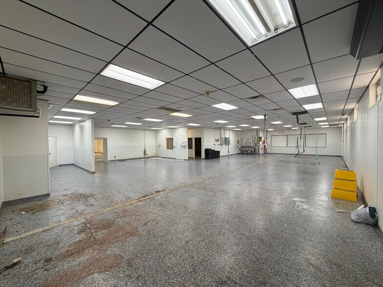 More Photos Of 10061 Amberwood Rd, Fort Myers Flex For Lease