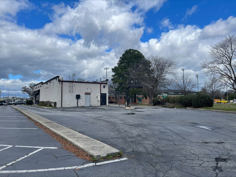 More Photos Of 1001 S Memorial Dr, Greenville Restaurant For Lease