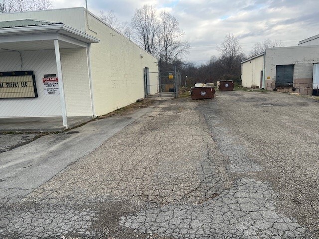 More Photos Of 2021 E Main St, Oak Hill Freestanding For Sale