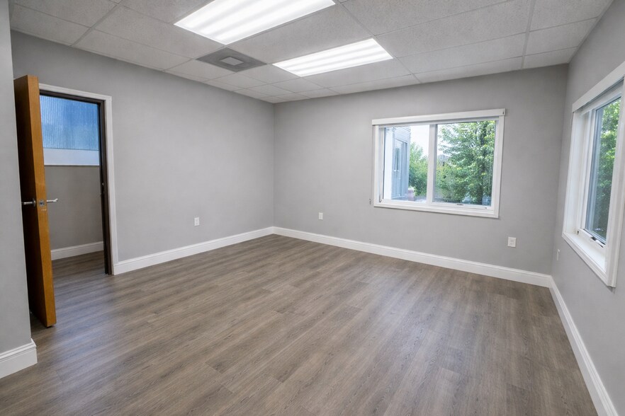 More Photos Of 2254-2256 Massaro Blvd, Tampa Warehouse For Lease