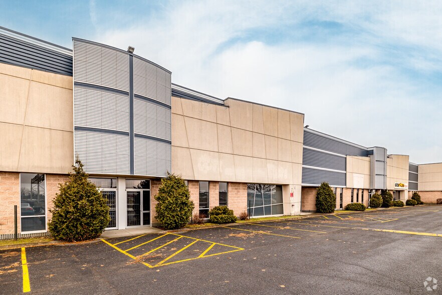More Photos Of 1490 Rue Nobel, Boucherville Warehouse For Lease