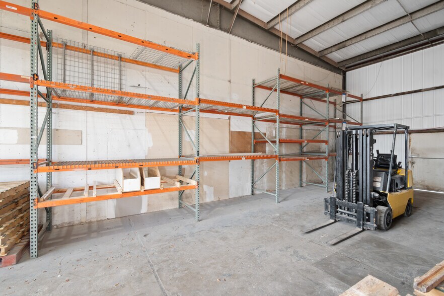 More Photos Of 320 Warfield Ave, Venice Warehouse For Sale