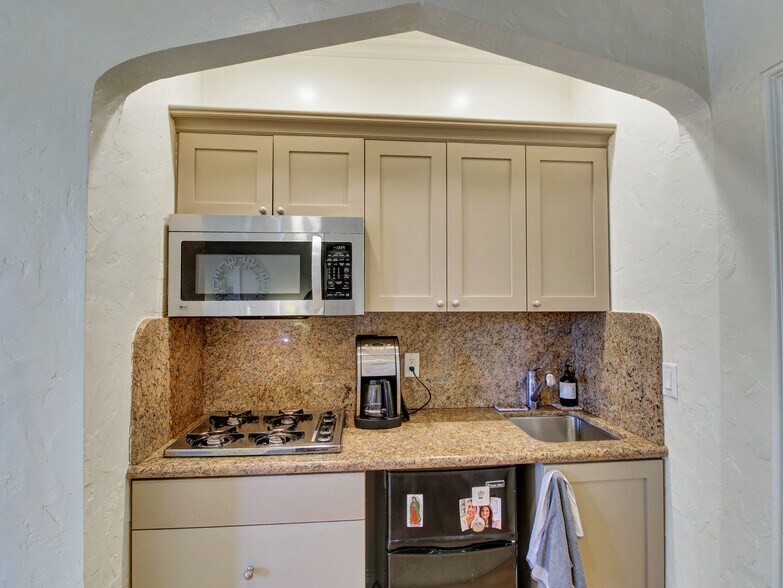 More Photos Of 152 S Peck Dr, Beverly Hills Apartments For Sale