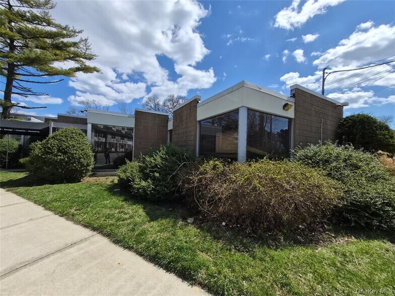 More Photos Of 121 W Oak St, Amityville Office For Sale