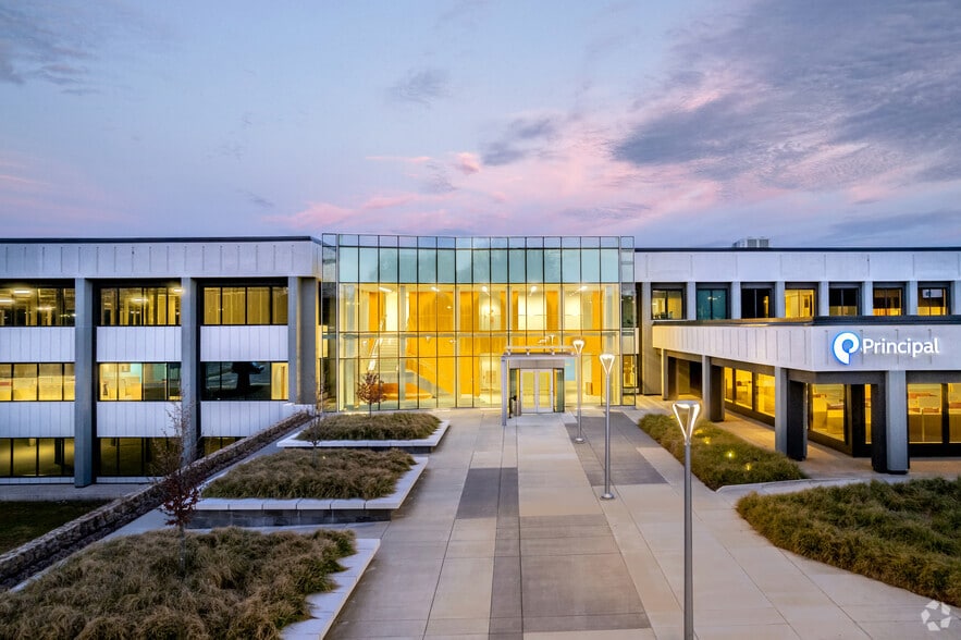 More Photos Of 401 McCullough Dr, Charlotte Office For Lease