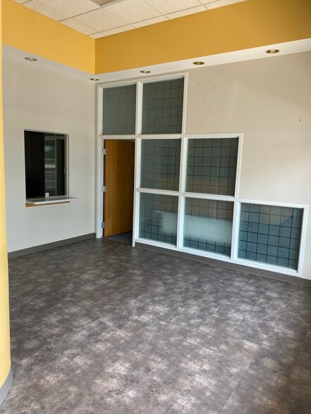 More Photos Of 750-754 Center Rd, Frankfort Office For Lease