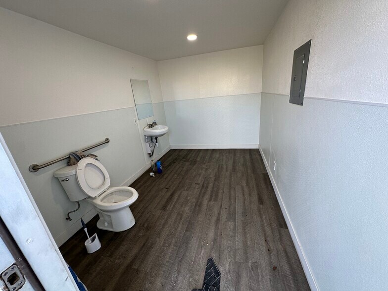 More Photos Of 600 Harbor Blvd, West Sacramento Warehouse For Sale