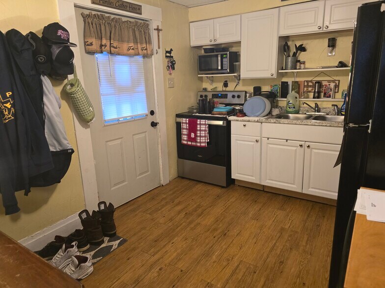 More Photos Of 804 Railroad St, Monongahela Specialty For Sale