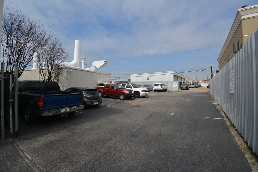 More Photos Of 5610-5613 Southwest Fwy, Houston Mixed Retail For Lease