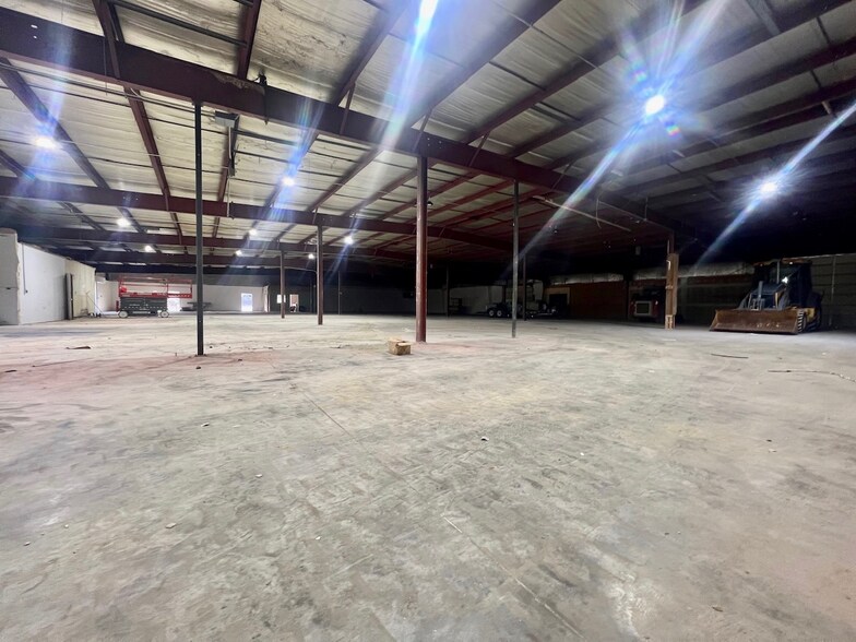 More Photos Of 2221 N 24th St, Quincy Industrial For Lease