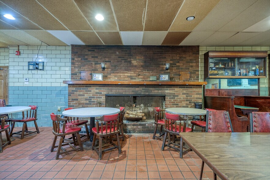 More Photos Of 1 Main St, Lyndora Restaurant For Lease