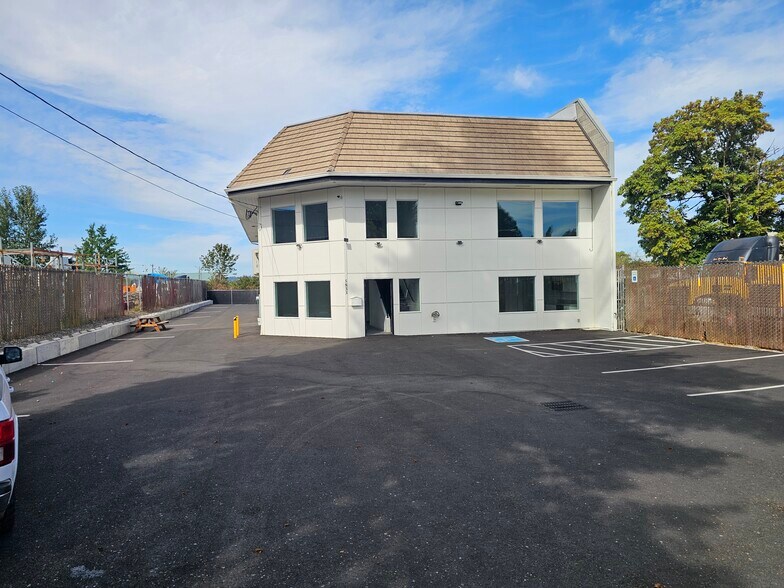 More Photos Of 5833 NE Portland Hwy, Portland Flex For Sale