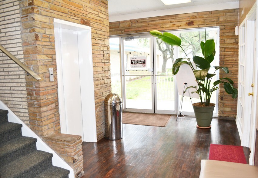 More Photos Of 200 N Carrier Pky, Grand Prairie Loft Creative Space For Sale