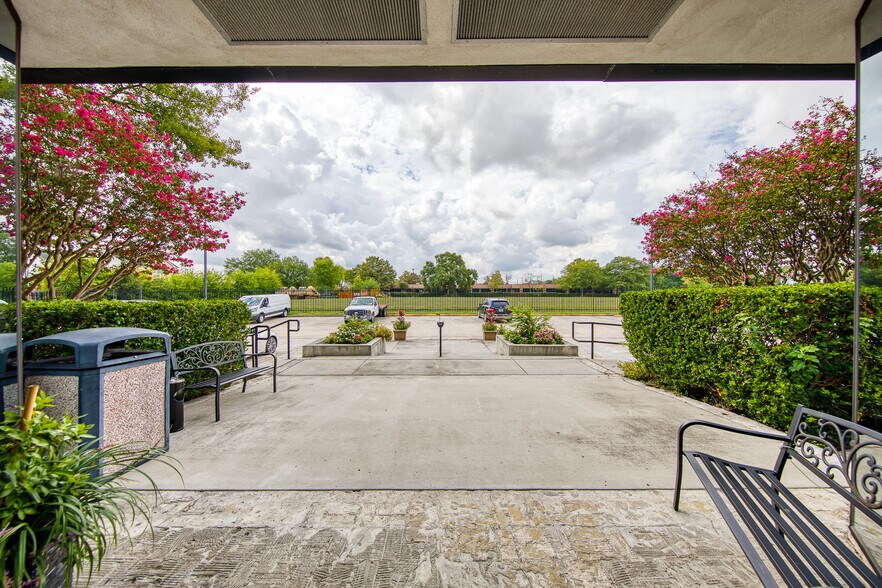 More Photos Of 1300 N Sam Houston Pky E, Houston Office Residential For Lease