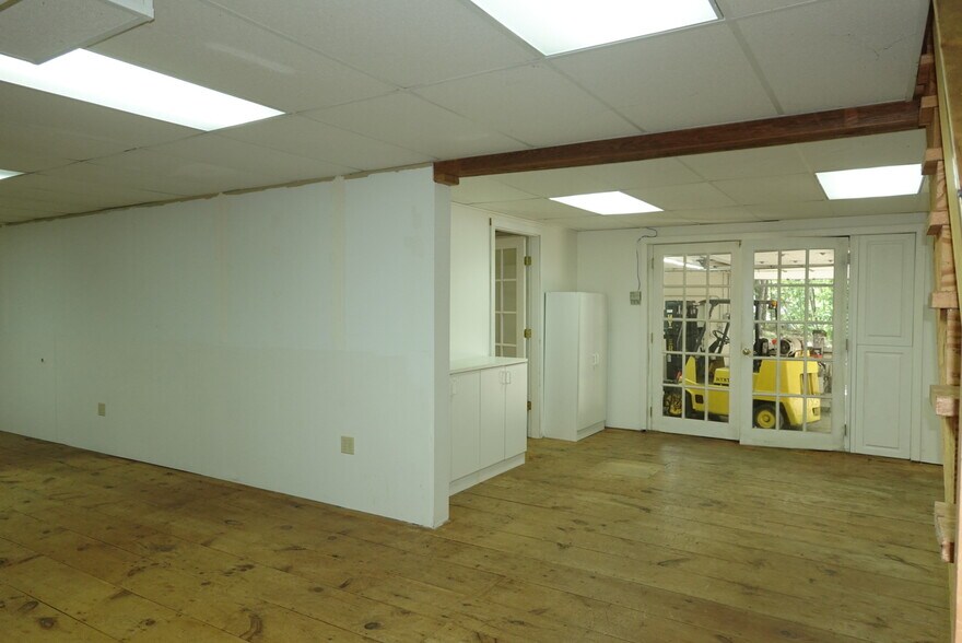 More Photos Of 1 Young Ln, Newmarket Flex For Sale