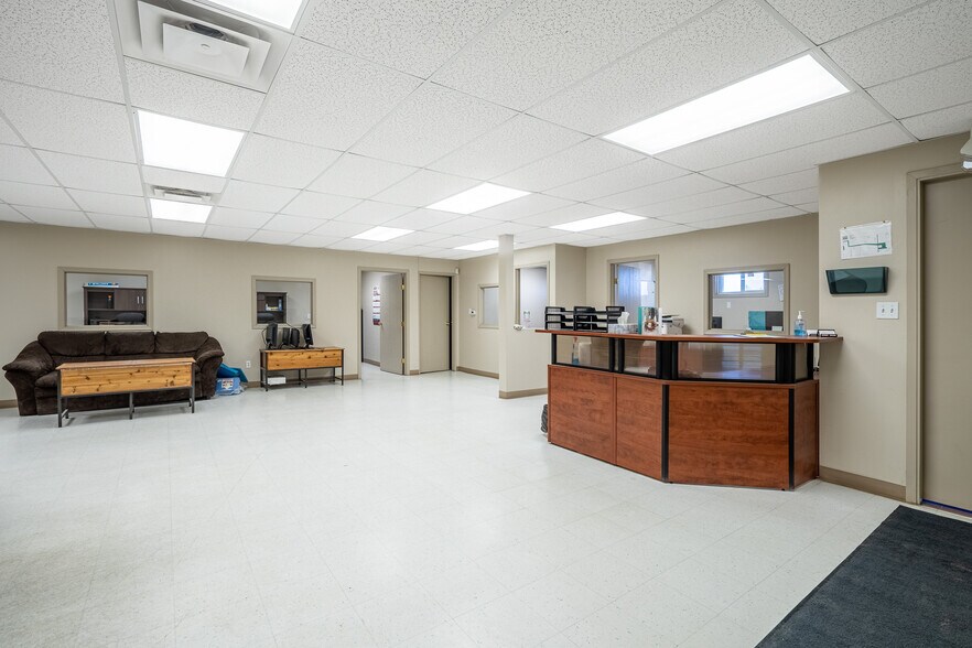 More Photos Of 4702 40 Av, Lloydminster Industrial For Lease