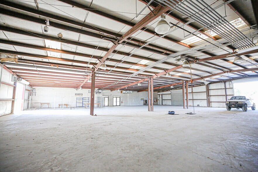More Photos Of 4425 W US 98, Perry Manufacturing For Sale