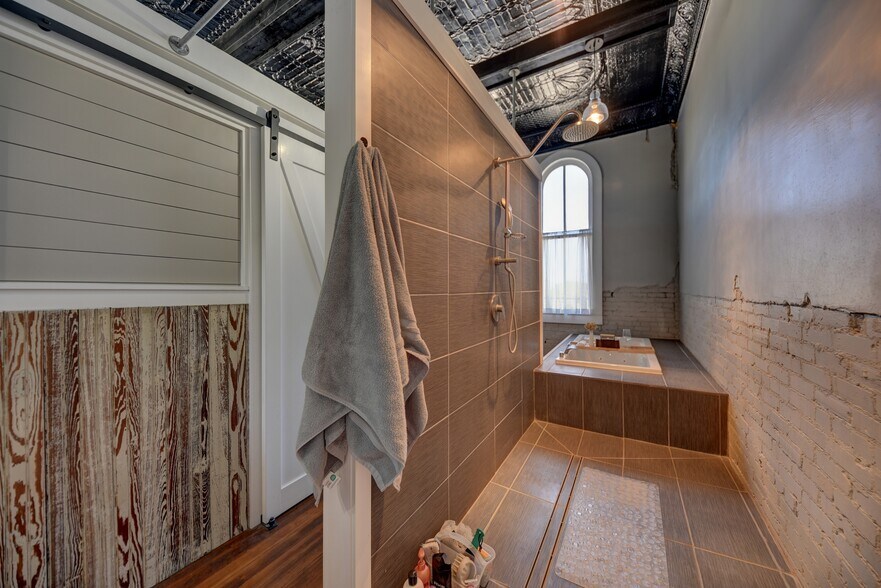 More Photos Of 103 N Main, Moulton Showroom For Sale