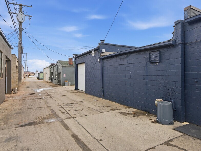 More Photos Of 828 W 14 Mile Rd, Clawson Warehouse For Lease