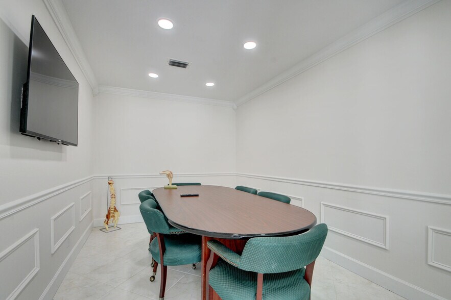 More Photos Of 830 N Federal Hwy, Lake Worth Office For Lease