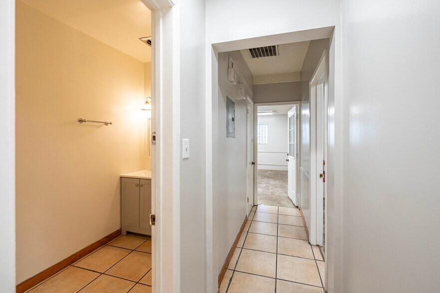 More Photos Of 5146 Maine Ave, Baldwin Park Flex For Lease