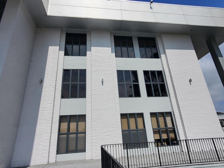 More Photos Of 881 Alma Real Dr, Pacific Palisades Loft Creative Space For Lease