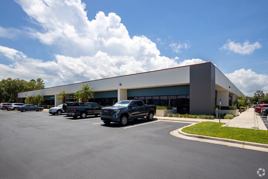 More Photos Of 1333-1335 Gateway Dr, Melbourne Flex For Lease