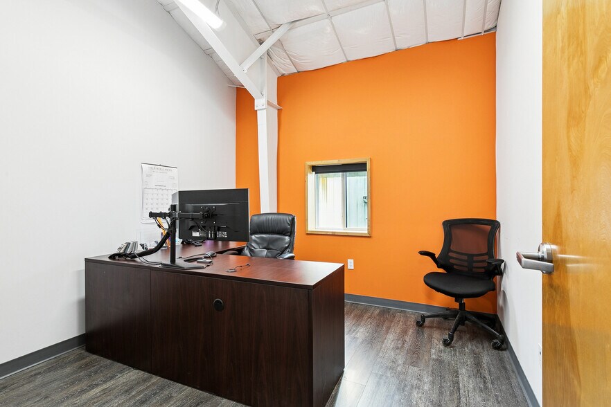 More Photos Of 326 Almedia Rd, Saint Rose Warehouse For Lease