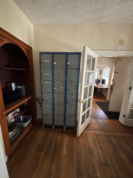 More Photos Of 2025 N Broadway, Santa Ana Office Residential For Lease