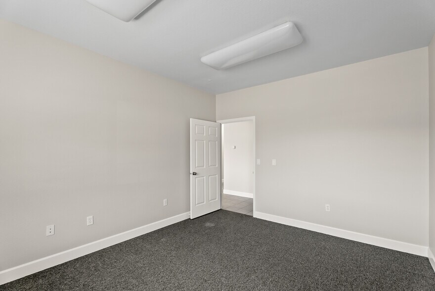 More Photos Of 180 Weyerhaeuser Dr N, Roseburg Warehouse For Sale