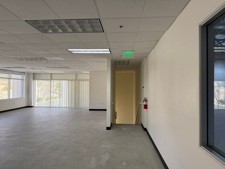 More Photos Of 34500 Gateway Dr, Palm Desert Warehouse For Lease