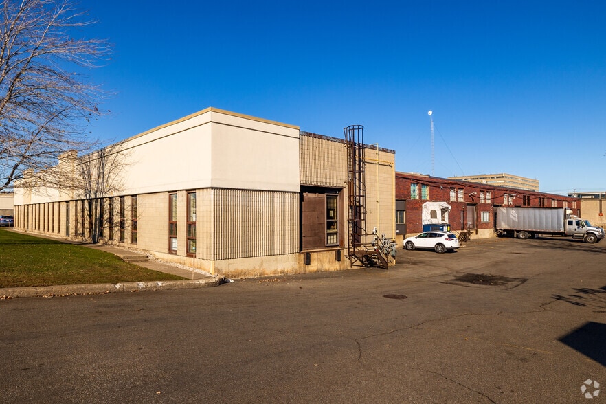 More Photos Of 373-451 Boul Lebeau, Montréal Industrial For Sale