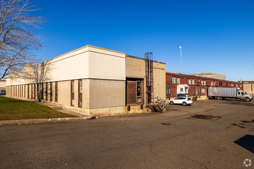 More Photos Of 373-451 Lebeau Boul, Saint-Laurent Industrial For Sale
