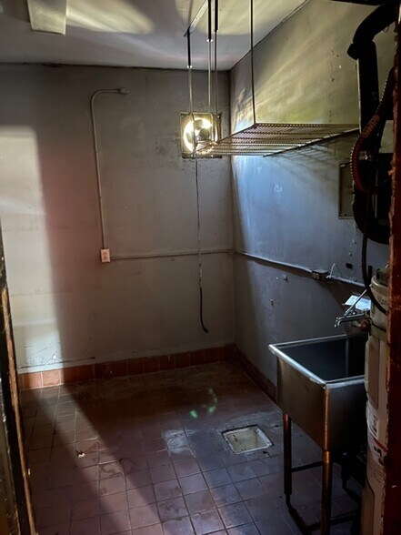 More Photos Of 11411 Moorpark St, North Hollywood General Retail For Sale