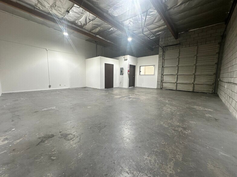 More Photos Of 820-830 Thompson Ave, Glendale Manufacturing For Lease