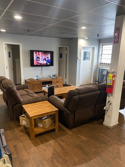 More Photos Of 3542-3590 Lawson Blvd, Oceanside Warehouse For Lease