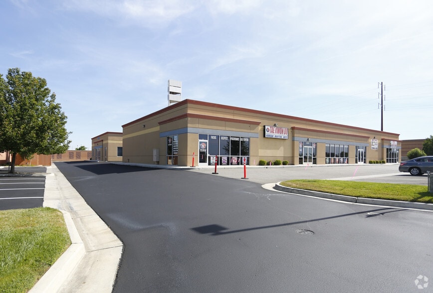 More Photos Of 8500 Harris Rd, Bakersfield Showroom For Lease