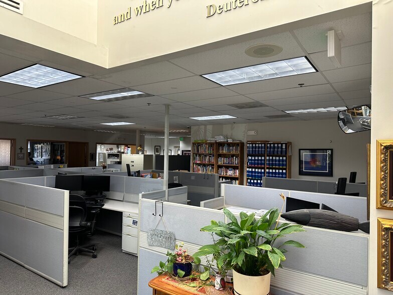 More Photos Of 8022-8042 S Grant Way, Littleton Warehouse For Lease