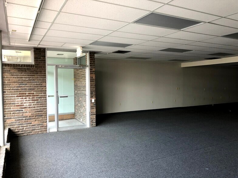 More Photos Of 195-209 Cottage Grove Rd, Madison Storefront For Lease