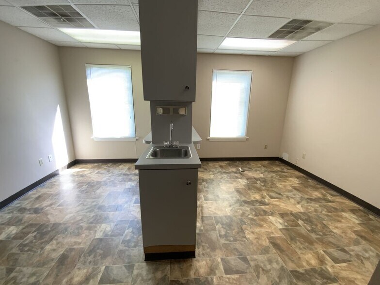 More Photos Of 2415 N Gateway Ave, Harriman Medical For Sale