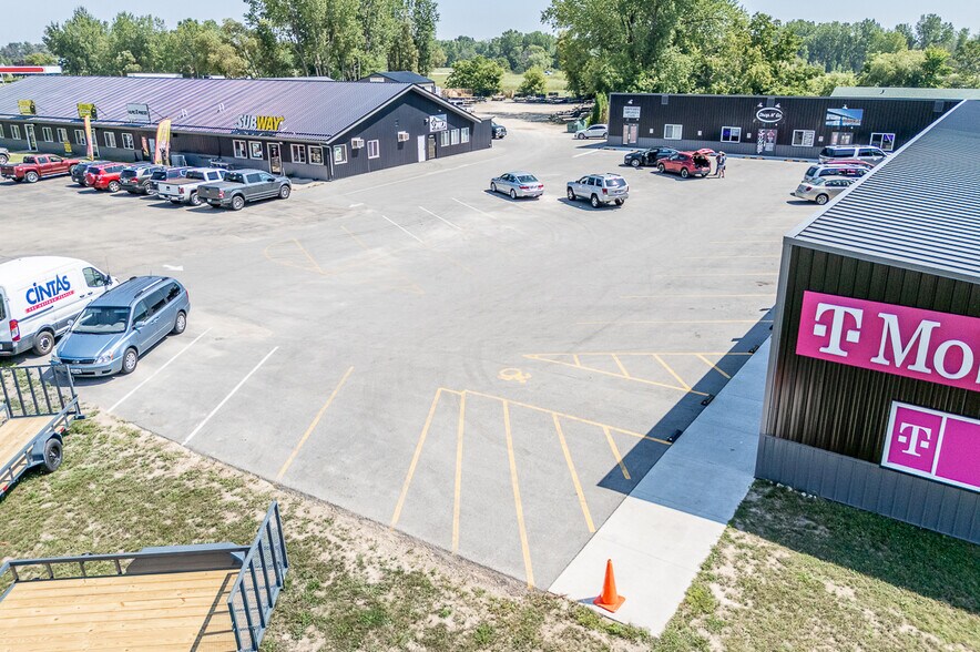 More Photos Of 1186 N Shawano St, New London General Retail For Lease