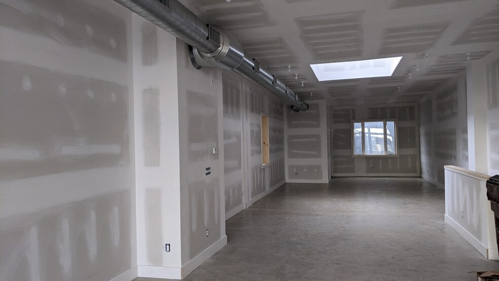 More Photos Of 609 York St, Newport Storefront For Lease