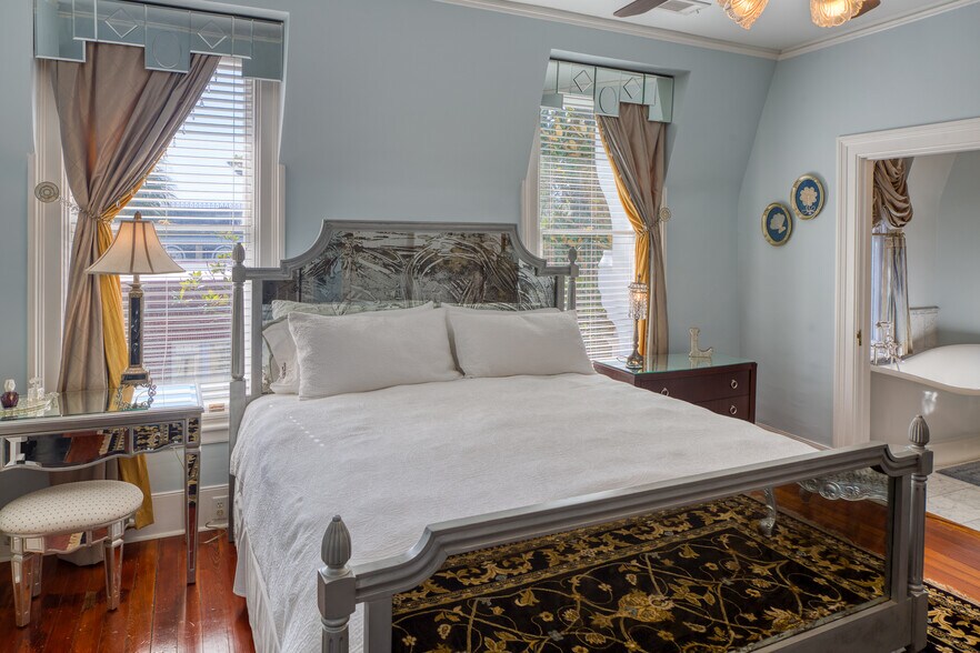 More Photos Of 14 E Taylor St, Savannah Specialty For Sale