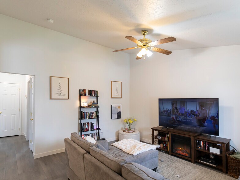 More Photos Of 1163-1165 NW Dogwood Cir, Mountain Home Specialty For Sale