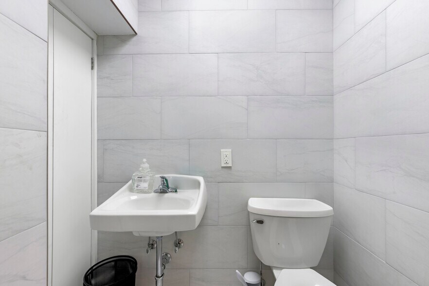 More Photos Of 25 Victory Blvd, Staten Island Office For Lease