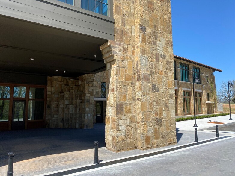 More Photos Of 2828 N Mansfield Ave, Fayetteville Unknown For Lease