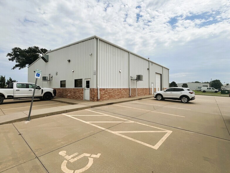 Primary Photo Of 7428 Melrose Ln, Oklahoma City Warehouse For Lease