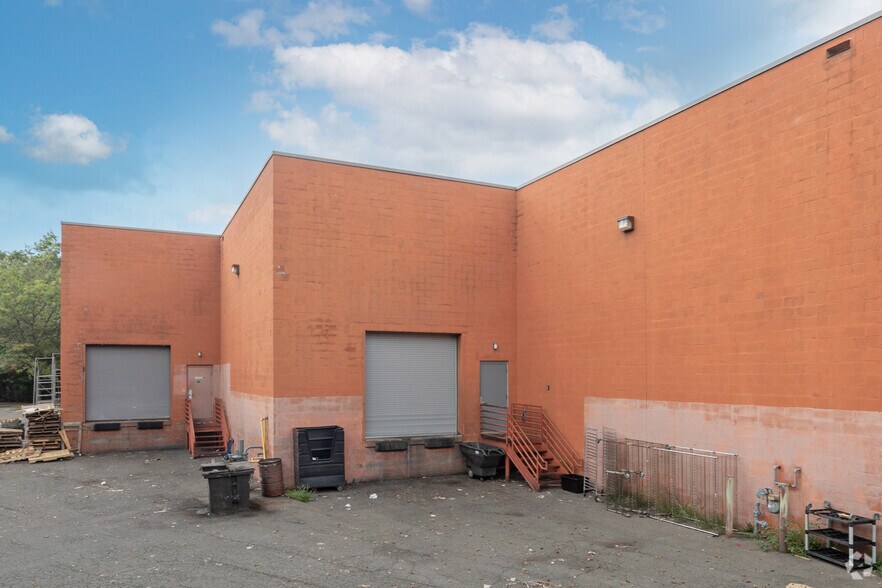 More Photos Of 4445-4449 Brookfield Corporate Dr, Chantilly Showroom For Lease